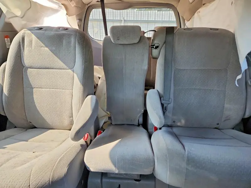 2015 TOYOTA SIENNA LE  
