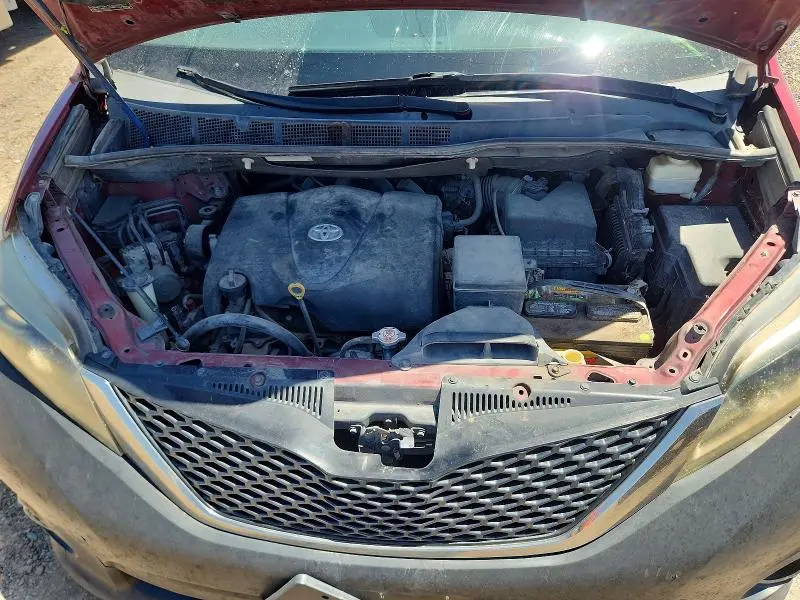 2017 TOYOTA SIENNA SE  