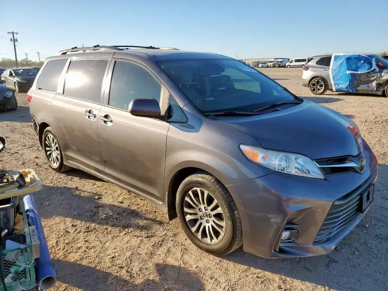 2018 TOYOTA SIENNA XLE  