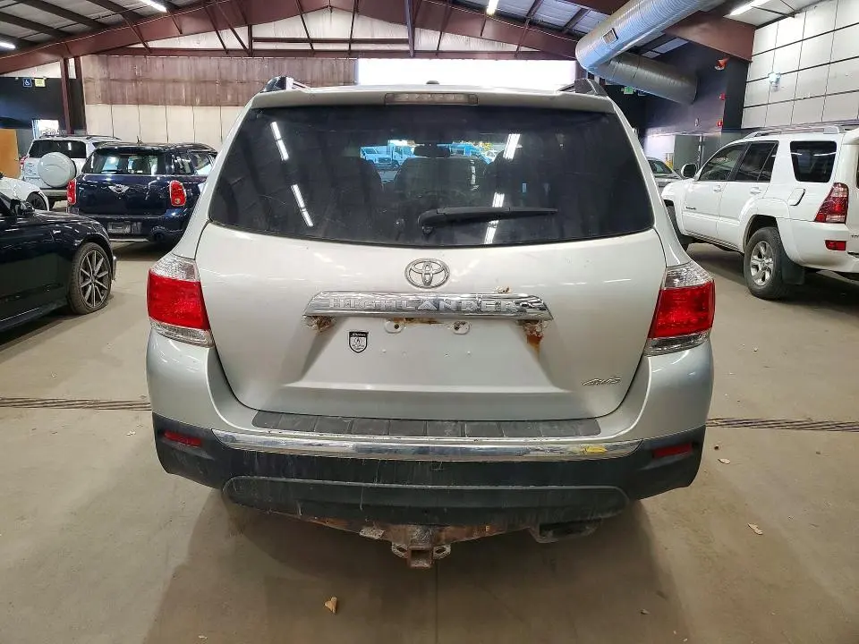 2011 TOYOTA HIGHLANDER SE  