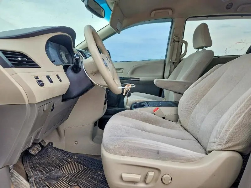 2014 TOYOTA SIENNA LE 8-PASSENGER  