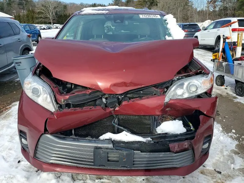 2018 TOYOTA SIENNA XLE  
