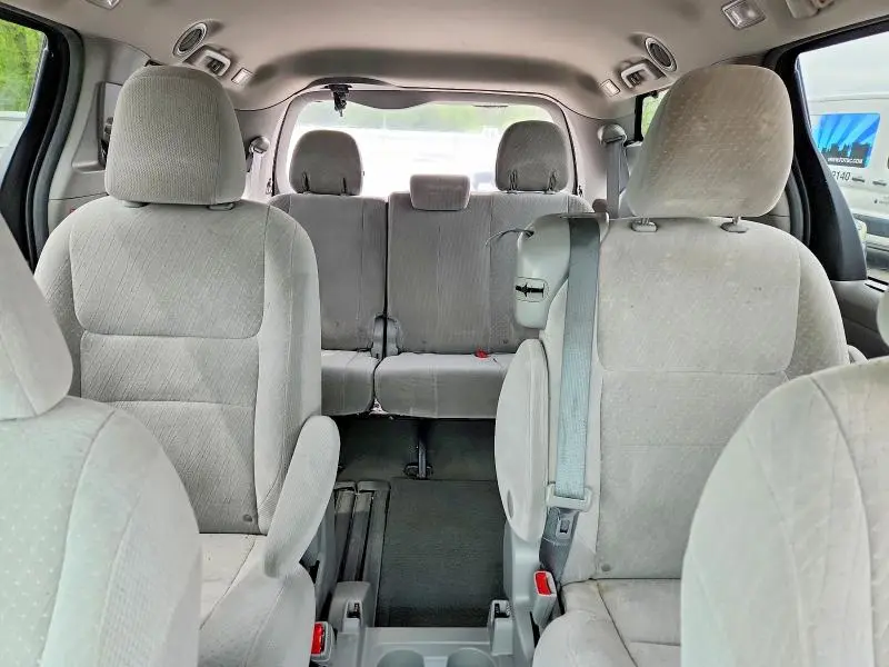 2017 TOYOTA SIENNA LE  