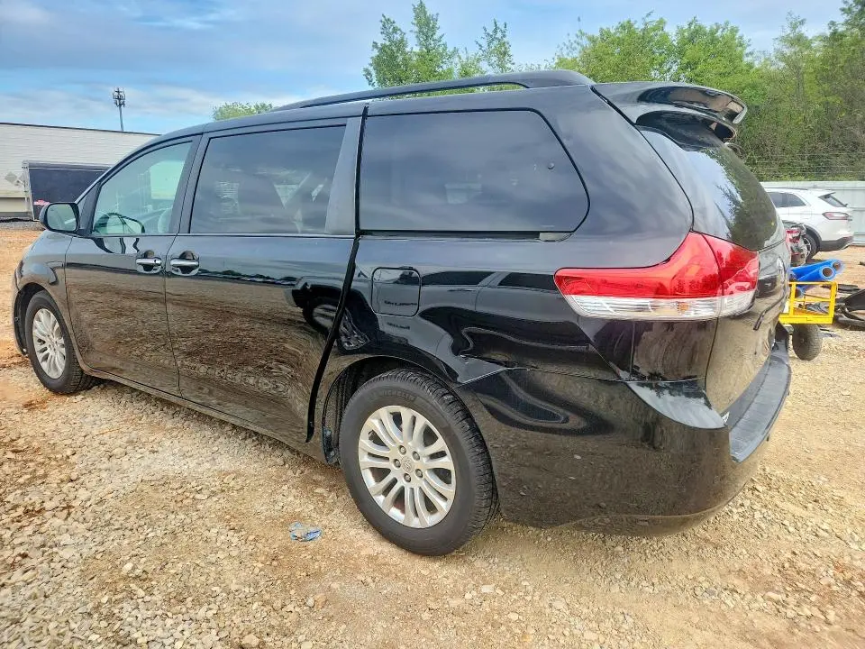 2014 TOYOTA SIENNA XLE 8-PASSENGER  