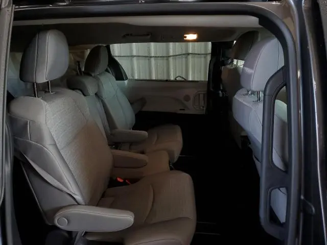 2025 TOYOTA SIENNA LE  