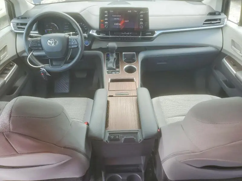 2022 TOYOTA SIENNA LE  