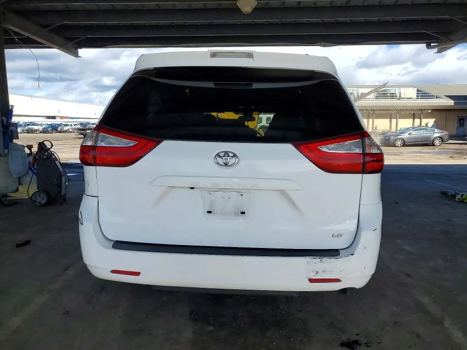 2019 TOYOTA SIENNA LE  