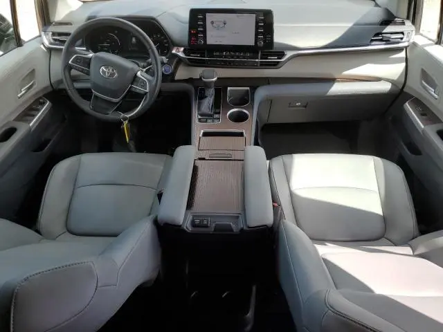2021 TOYOTA SIENNA XLE  