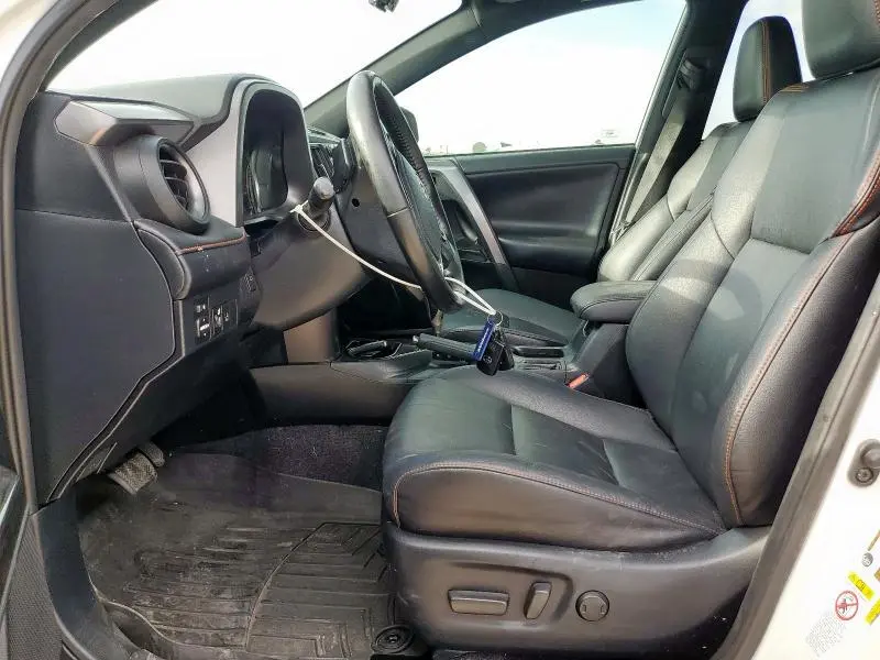 2018 TOYOTA RAV4 SE  