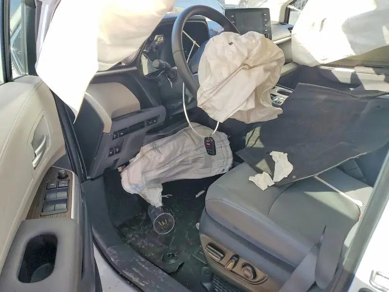 2023 TOYOTA SIENNA XLE 8-PASSENGER  