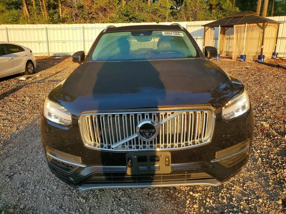 2017 VOLVO XC90 T8  