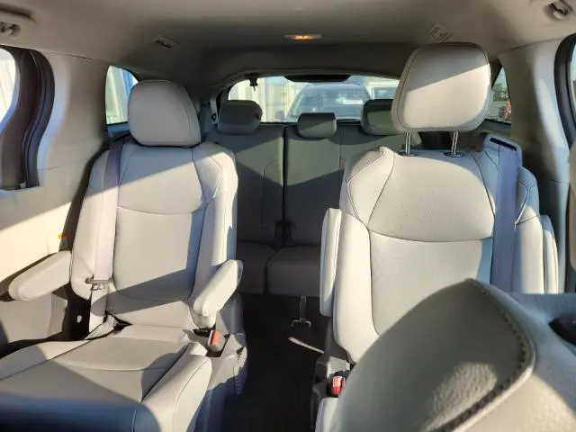 2022 TOYOTA SIENNA XLE  
