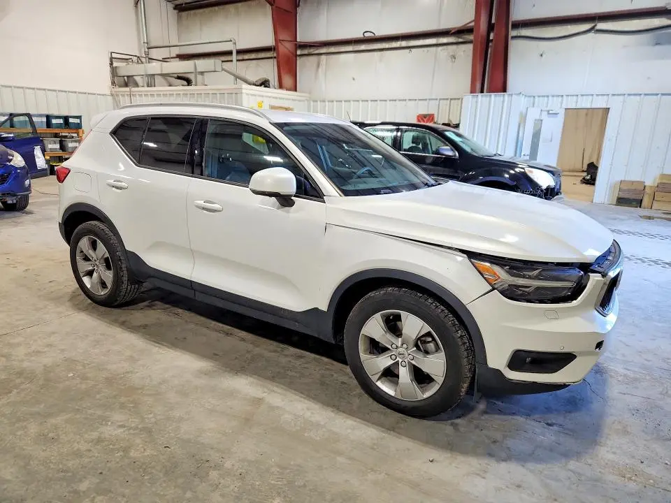 2021 VOLVO XC40 T4 MOMENTUM  