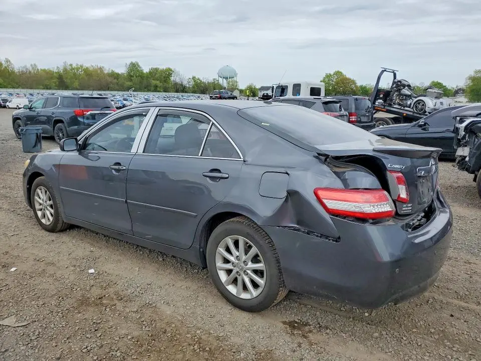 2011 TOYOTA CAMRY XLE V6  
