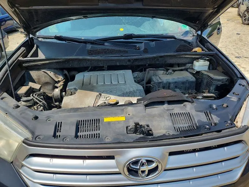 2012 TOYOTA HIGHLANDER SE  