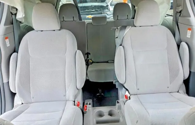 2015 TOYOTA SIENNA LE  