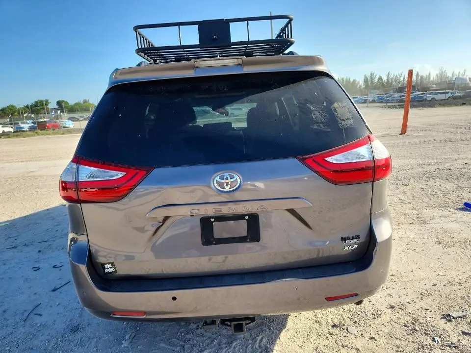 2018 TOYOTA SIENNA XLE PREMIUM 8-PASSENGER  
