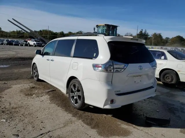 2017 TOYOTA SIENNA SE  
