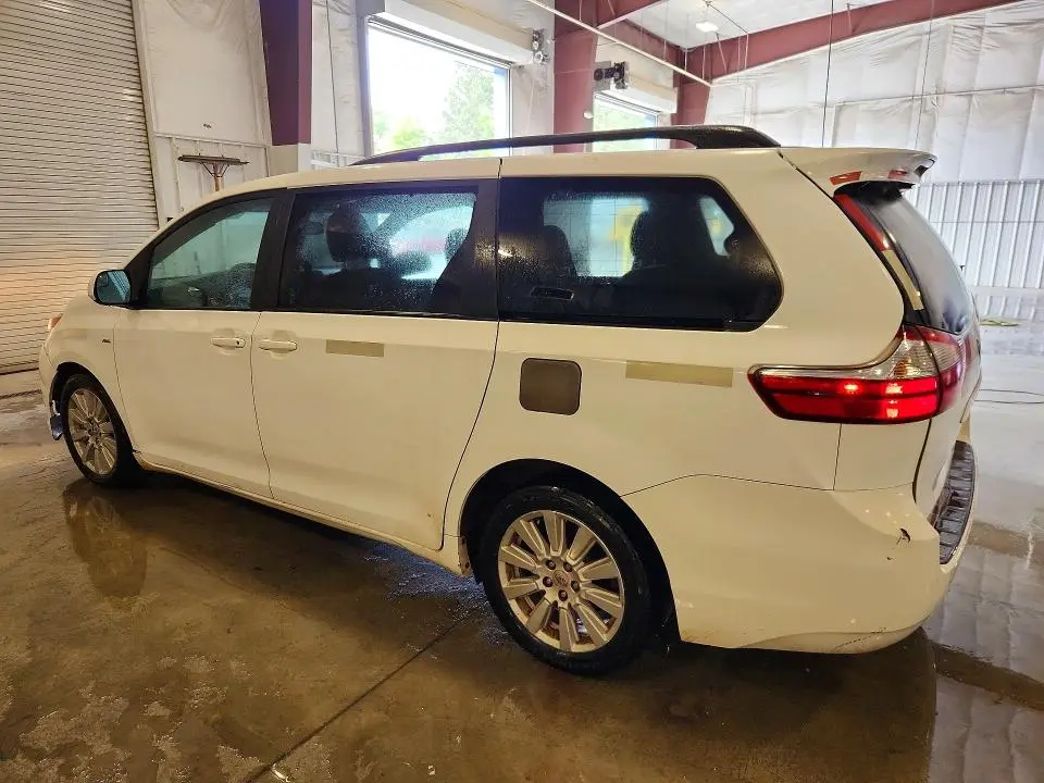 2017 TOYOTA SIENNA LE  
