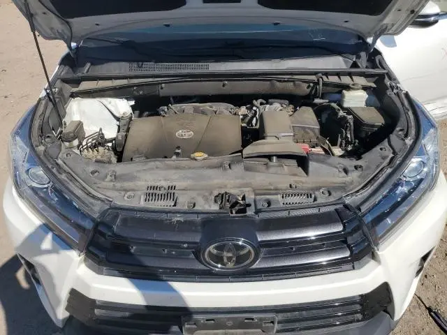 2017 TOYOTA HIGHLANDER SE  