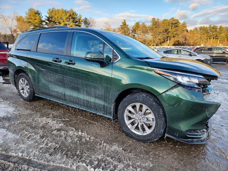 2022 TOYOTA SIENNA LE  