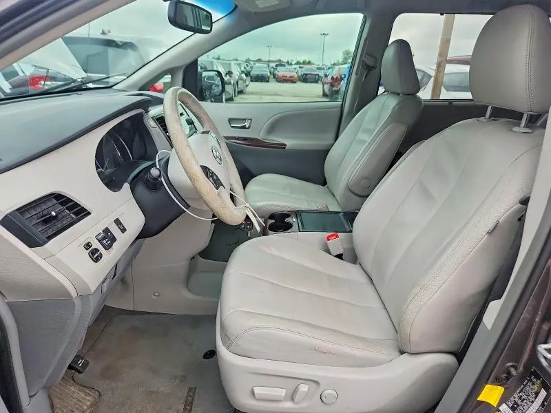 2013 TOYOTA SIENNA XLE 8-PASSENGER  