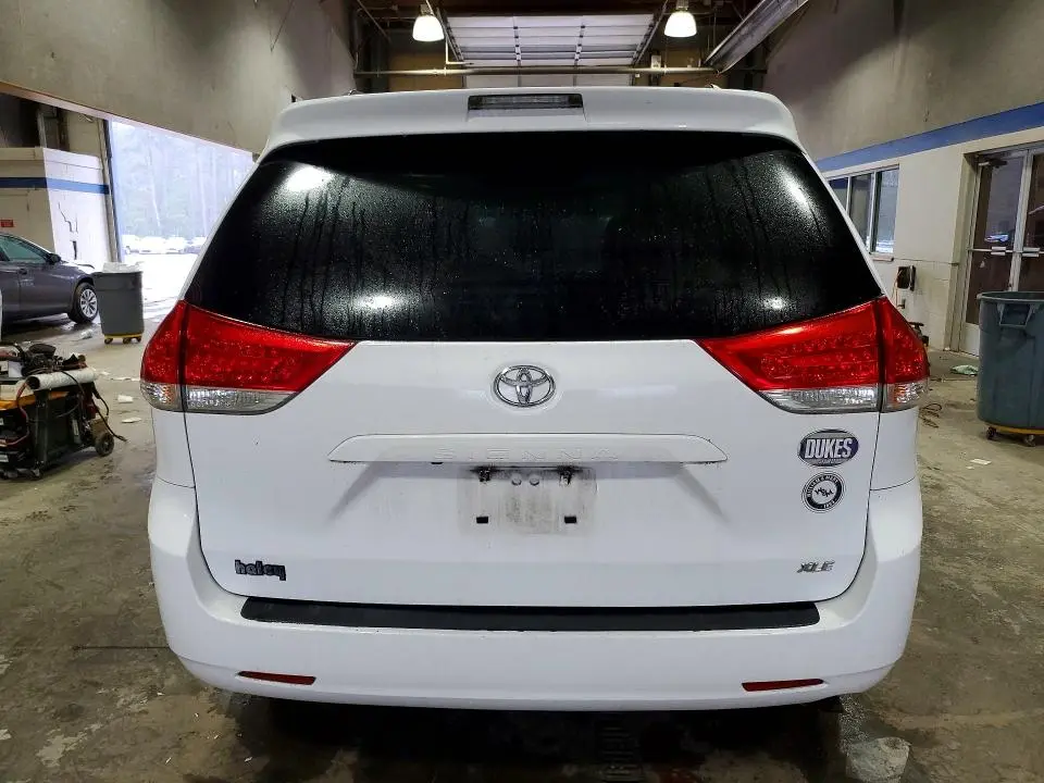 2012 TOYOTA SIENNA   