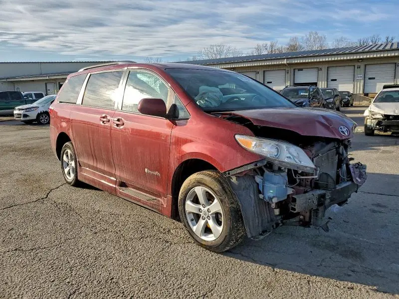 2017 TOYOTA SIENNA LE  