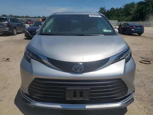2023 TOYOTA SIENNA XLE  