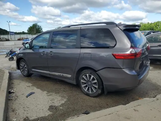 2020 TOYOTA SIENNA XLE  