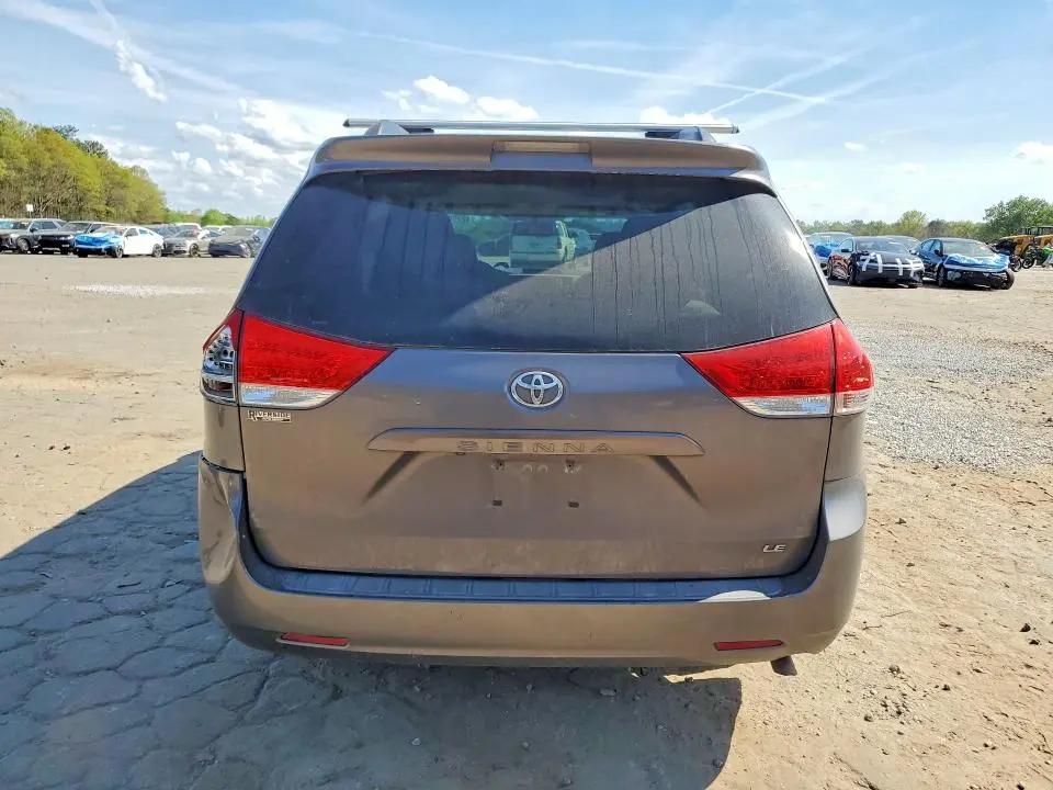 2014 TOYOTA SIENNA LE 8-PASSENGER  