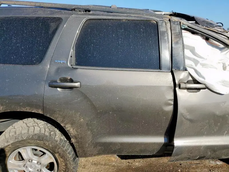 2016 TOYOTA SEQUOIA SR5  