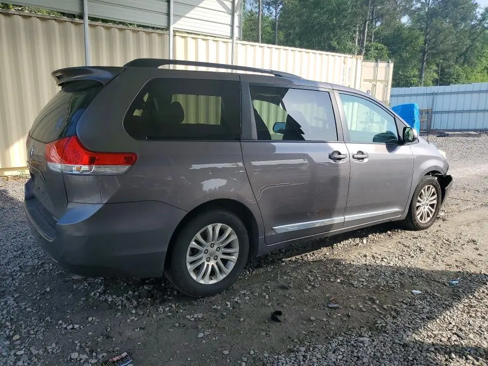 2013 TOYOTA SIENNA XLE 8-PASSENGER  