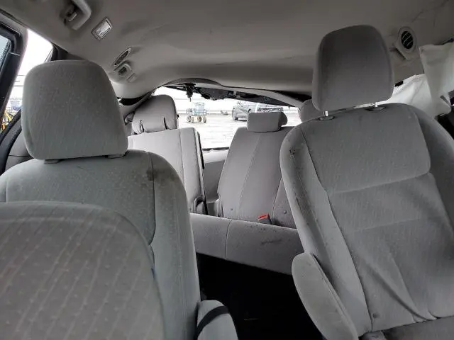 2017 TOYOTA SIENNA LE  