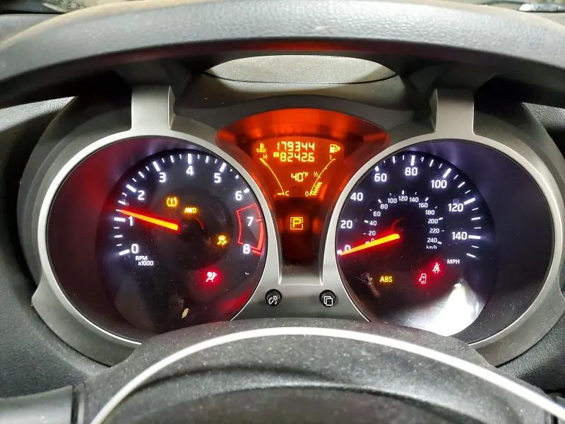 2015 NISSAN JUKE SV  