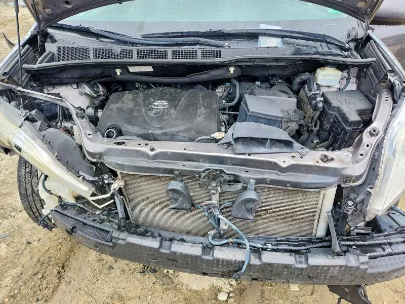 2019 TOYOTA SIENNA LE  