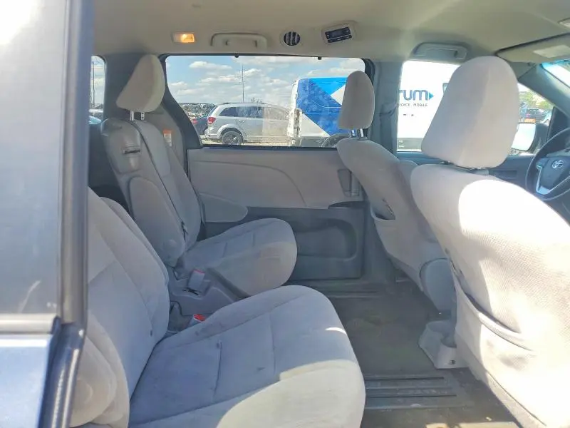 2017 TOYOTA SIENNA LE  