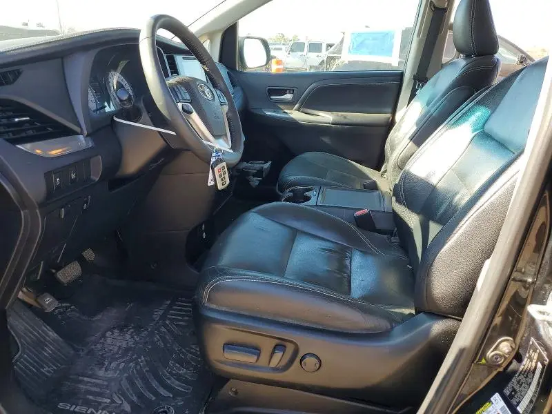 2017 TOYOTA SIENNA SE PREMIUM 8-PASSENGER  