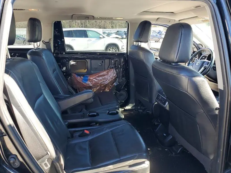 2019 TOYOTA HIGHLANDER SE  