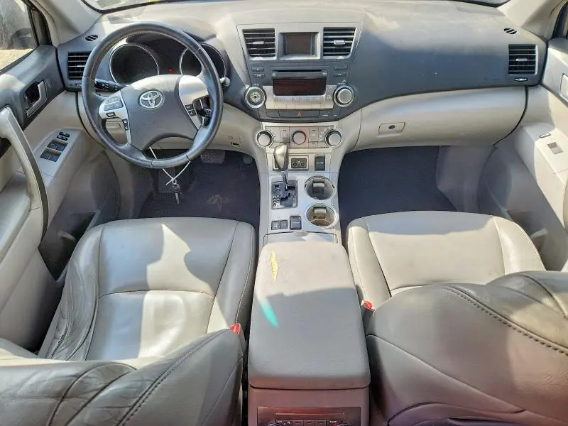 2012 TOYOTA HIGHLANDER SE  