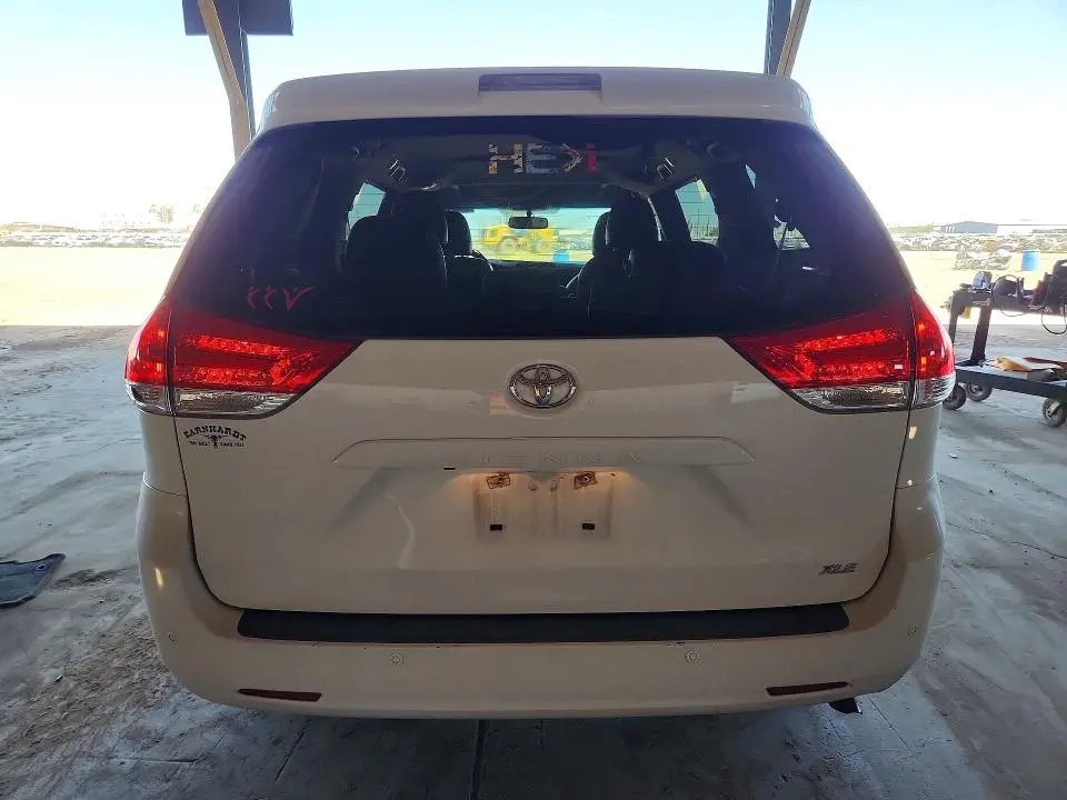 2014 TOYOTA SIENNA XLE 8-PASSENGER  