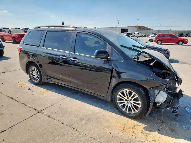 2019 TOYOTA SIENNA XLE  