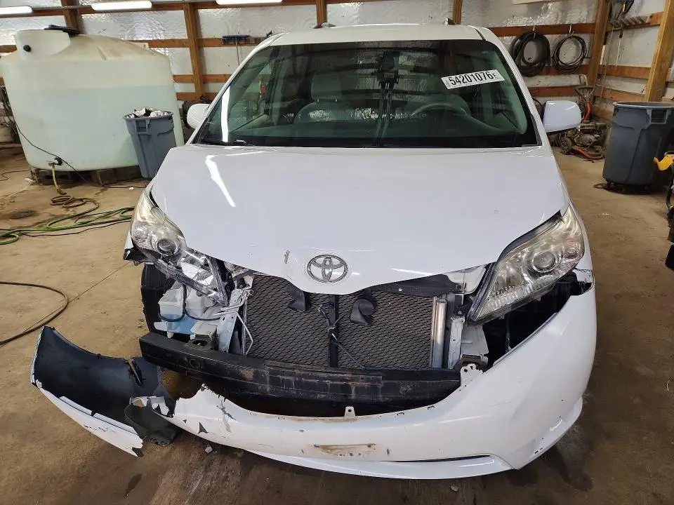 2014 TOYOTA SIENNA LE  