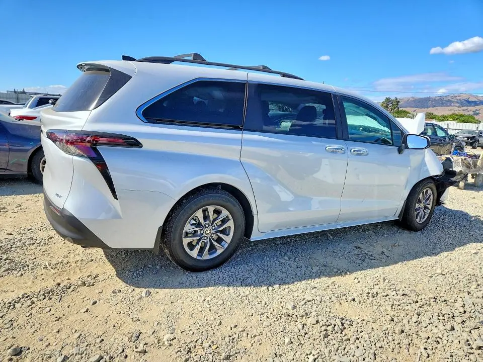 2026 TOYOTA SIENNA XLE 8-PASSENGER  