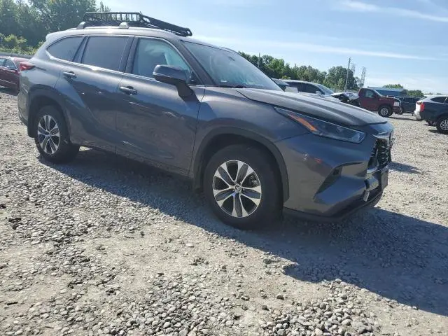 2021 TOYOTA HIGHLANDER XLE  