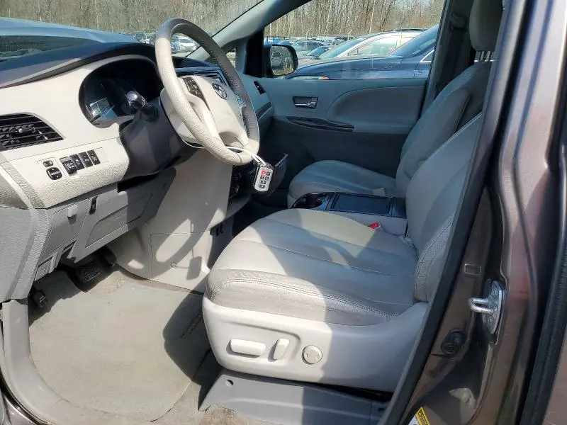 2014 TOYOTA SIENNA XLE 7-PASSENGER  