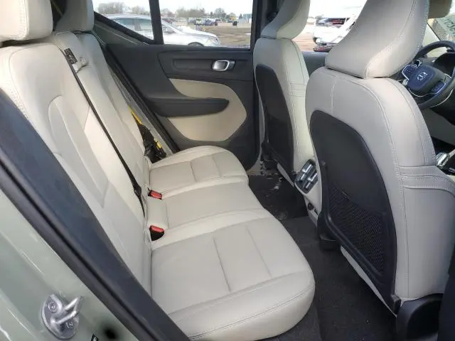 2025 VOLVO XC40 PLUS  