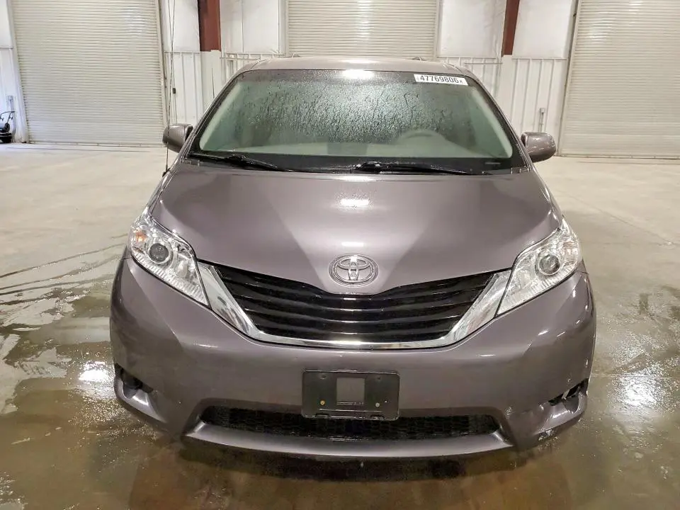 2013 TOYOTA SIENNA LE 8-PASSENGER  