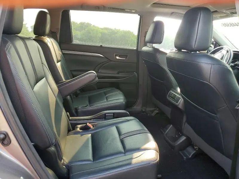 2017 TOYOTA HIGHLANDER SE  