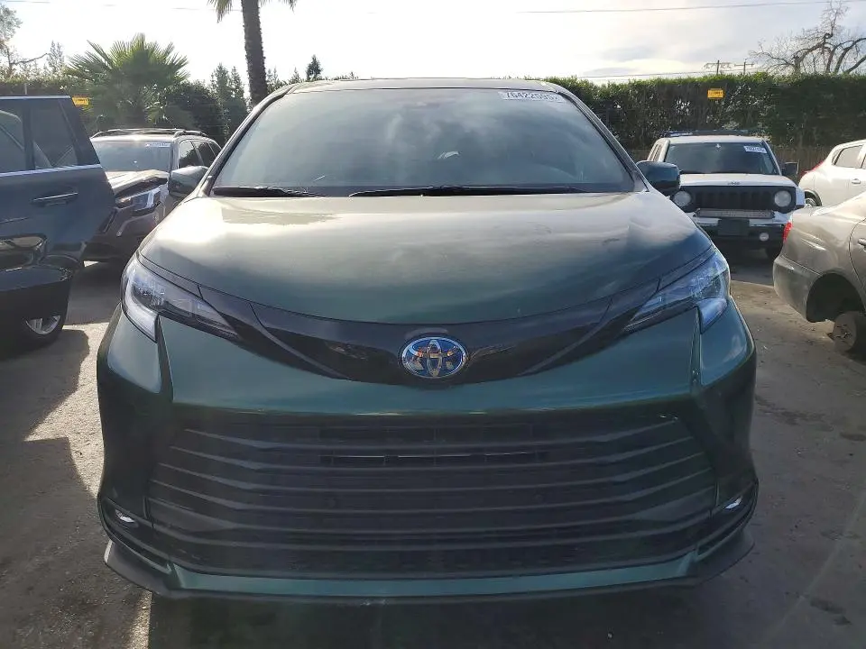 2025 TOYOTA SIENNA XSE  